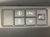 ハンドルの右側にはヘットライトリベライザーとHondaセンシング用のメインスイッチがついています。ヘッドライトリベライザーは道路状況や積荷の加重に応じてライトの高さを調節できます。
