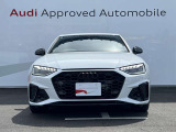シングルフレームグリルはAudiの象徴的なデザイン要素であり、一目でAudiとわかるスタイル、大きくて迫力のある形状が車のスポーティな印象を強調しており、魅力的なデザインとなっています。