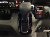 CVT車のセレクトレバーです。低速から高速まで、変速ショックのないスムーズな走りを実現するとともに、エンジン効率のよい領域を維持することで燃費にも貢献します。