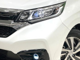 【LEDヘッドライト】悪天候や夜間走行時も良好な視界を確保し安心して運転できる高輝度LEDヘッドライトを装備!点灯速度が早く、消費電力も抑えられています。