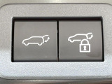 【パワーバックドア】スマートキーや運転席のボタンを押すだけでリアゲートが自動で開閉します!荷物を持っている時や、高い位置にあるバックドアを閉める際に便利な機能です♪