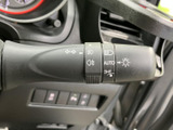 操作しやすい位置に配置されたレバーで、スムーズな車線変更をサポート。安全運転をサポートする、頼れる相棒です。