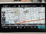 鮮明な高精細ディスプレイが、目的地までの道順をわかりやすく表示。細部まで確認できるので、初めての道でも安心してお出かけいただけます。