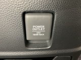 アクセサリーソケットはUSBのアダプターなどをつければ、スマホの充電にも使えます。周辺には物が置けるボックスがついています。