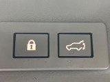 【パワーバックドア】スマートキーや運転席のボタンを押すだけでリアゲートが自動で開閉します!荷物を持っている時や、高い位置にあるバックドアを閉める際に便利な機能です♪