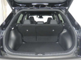 便利な6:4分割可倒式シートです。収納と乗車人数のバランスに優れています♪荷物の大きさに応じたラゲージスペースをフレキシブルに作り出せるので、シーンに応じた使い方ができます♪