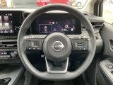 ハンドルには、ステアリングスイッチ付き。プロパイロット機能も付いて長距離ドライブも快適!車両の設定も手元で楽に変更できます。