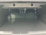 後席を全て倒して、荷物専用のスペースにした状態です。これなら長いものも積めますし、ご旅行や趣味に活用できますね。