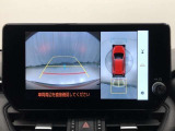 全周囲の画像が表示されます。 運転席から見づらい個所なども、上空から見たような映像で確認できます。  映像の切替もでき、後方確認だけでなく大変便利な機能です。