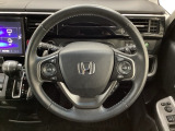 ハンドルにHondaセンシング系のクルーズコントロールやレーンキープアシストなどのスイッチと、オーディオの操作スイッチが装備されています。ハンドルから手を離さず安全に操作できます。