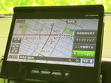 高精細な地図表示で、目的地までスムーズに案内します。運転に集中できる使いやすさが魅力のナビゲーションシステムです。