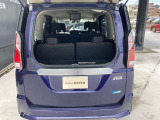 デュアルバックドア。後ろの車や壁からの距離が近い時に活躍するハーフバックドアを装備。バックドアを開けたら荷物がこぼれ落ちそうな場面でも、上から取り出せて安心です。
