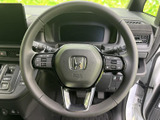 握りやすいステアリングは、運転操作を快適にします。操作性にも優れており、スムーズなドライビングを実現します。快適な運転体験を。