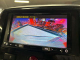 【バックカメラ】運転席から画面上で安全確認ができます。駐車が苦手な方にもオススメな便利機能です。