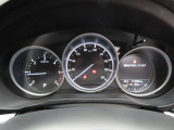 CX-5のメーター部です。華美な装飾を避け、必要な情報を瞬時に読み取れる様にデザイン・配置されています。