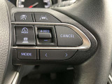 前方の車との車間を設定し、スピードを上げたり緩めたりを自動で行ってくれる追尾式の「レーダークルーズ」。上級装備の一つです!高級車にしかつかない嬉しい機能です。