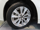 トヨタ純正アルミホイール。タイヤサイズは235/50R18です。