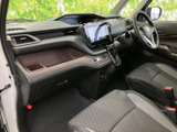 運転席からの視界は広く、周囲の状況を把握しやすいです。安全運転をサポートする機能も充実しています。