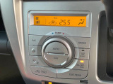 【オートエアコン】一度お好みの温度に設定すれば、車内の温度を検知し風量や温度を自動で調整。暑い&hellip;寒い&hellip;と何度もスイッチ操作をする必要はありません。快適な車内空間には必須の機能ですね♪