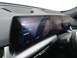 【カーブドディスプレイ】ドライバーに向かって湾曲した大型ディスプレイです。インフォメーションディスプレイとコントロールディスプレイが一体化しており、ドライバーの視覚的な操作性を向上させます
