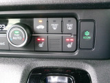運転席&助手席にはシートヒーターが付いてます。寒い冬でもスイッチONで座面をあたたかくして、ドライブをさらに快適にしてくれます。シフトまわりにあるスイッチでHIとLOの2段階に温度設定が可能です。