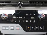 オートエアコンですので、車内を快適な空間に出来ます ♪   操作はタッチパネル式ですので爪の長い方でも安心して操作して頂けます!