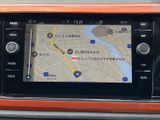 高精細な地図表示で、目的地までのルートを分かりやすく案内。長距離ドライブも安心して進めます。