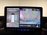 アラウンドビューモニターは真上から見下ろした様に車の周囲を表示することで、駐車時の安全性と利便性を高めます。