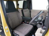 運転席のスペースはゆったりしていていながらも、腰のホールドを増やし長時間乗っても疲れにくいシートとなっております。