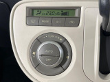 【オートエアコン】一度お好みの温度に設定すれば、車内の温度を検知し風量や温度を自動で調整。暑い&hellip;寒い&hellip;と何度もスイッチ操作をする必要はありません。快適な車内空間には必須の機能ですね♪