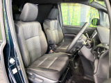 運転席まわりには十分なスペースがあり、大柄な方でもゆったり運転していただける環境です。