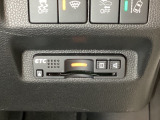 ハンドルの右下にETCがついています。高速道路の料金所の通過も楽々です!。 カードの取り出しもしやすい場所についています。