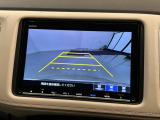リバースギアに入れるだけで後方の表示へ切り替わります。夜間や雨の日の駐車も楽になりますよ。