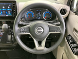 握りやすいステアリングが、快適な運転操作をサポート。オーディオやハンズフリー通話などの操作も、指先ひとつで簡単に行えます。