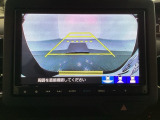 バックでの車庫入れも安心です!リアカメラが付いているバックモニター付のナビを装備しております。操作線もついており距離感も画面から確認できます。
