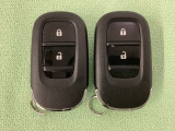 スマートキーを装備しています。鍵を差し込むことなくドアロックの開け閉めと、スタートボタン操作でのエンジンスタートができます。スペアキーも同じものを用意しております。