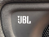 【JBLサウンドシステム】メーカーオプションの高品位サウンドシステムを搭載。専用のチューニングが施された大小様々なスピーカーから良質なサウンドが奏でられ、臨場感あふれる音響空間を演出します。