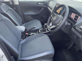 マイクロフリース素材を使用したスポーツコンフォートシート。欧州車らしく硬めのシートが体を程よくつつみこみ、長距離でも快適に運転できます。