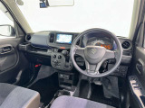 運転席まわりです。 各操作スイッチは使いやすい位置に配置されてます。