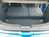 リアシートを両席倒すと、広い荷室が生れます。
