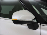 走行中、ドアミラーでは確認しにくい後側方エリアに存在する車両を検知し、ドアミラーのインジケーターが点灯するブラインドスポットモニター