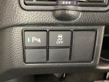VSA装備車です。VSAはドライバーの操作と車の動きを見守っています。もし車の挙動が乱れたとき、4輪別々にブレーキをかけたり、エンジンパワーをしぼることによって車を安定させます。