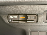 有料道路をキャッシュレスで通行できるETC車載器付きです。運転席足元に設置されています。ETCセットアップ費用は含まれておりません。別途必要となります。