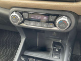 運転席、助手席にはシートヒーターが装備されております。