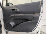 運転席ドア内張はご覧の通り。ドアポケットの収納もバッチリです