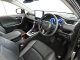 シンプルで使いやすいデザインの運転席です。
