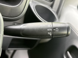 操作しやすい位置に配置されたウインカーレバーです。直感的に操作でき、安全運転をサポートします。日常のドライブや取り回しで、きっと頼りになるでしょう。