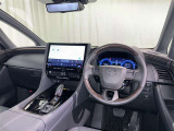 運転席まわりです。 各操作スイッチは使いやすい位置に配置されてます。