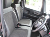 フロントベンチシートだから運転席助手席足元もゆったり広々快適です。助手席への移動も楽々です。