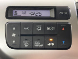 【オートエアコン】一度お好みの温度に設定すれば、車内の温度を検知し風量や温度を自動で調整。暑い&hellip;寒い&hellip;と何度もスイッチ操作をする必要はありません。快適な車内空間には必須の機能ですね♪